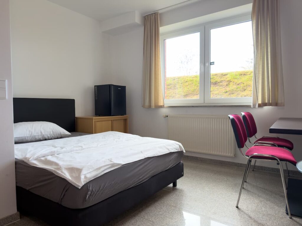 einzelzimmer_bett_expotel